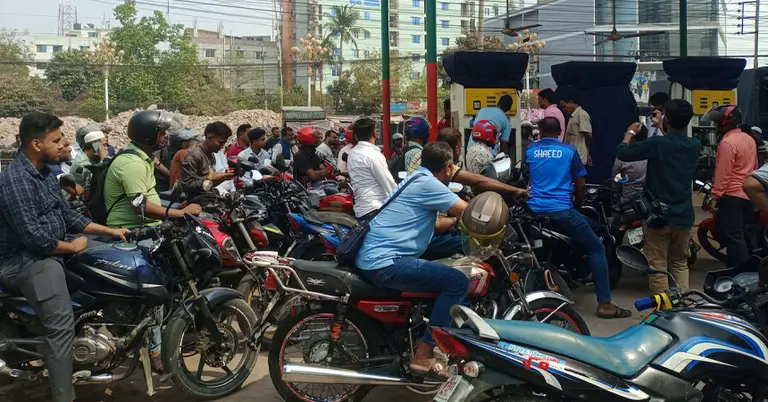 তেলের পাম্পে গ্রাহকদের লম্বা লাইন